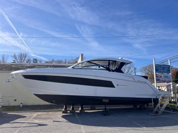 2018 Cruiser Yachts 390 Express Coupe