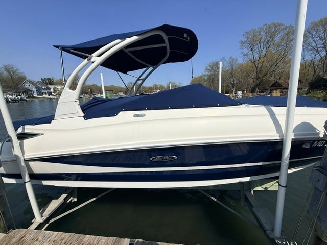 2014 Sea Ray 240 Sundeck Bowrider